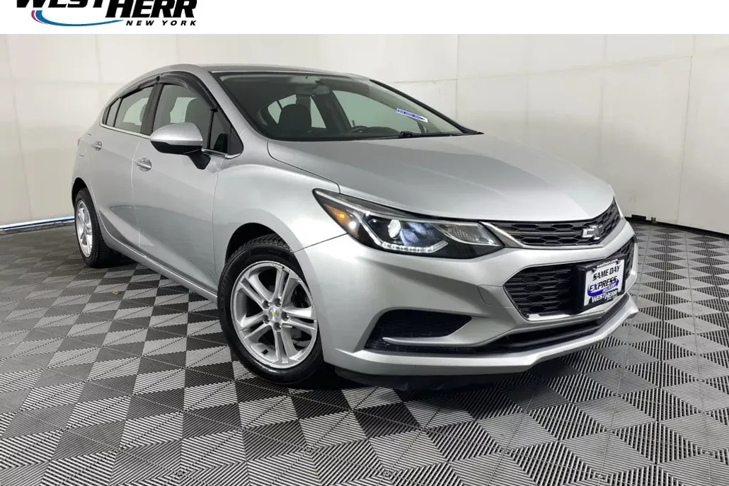2018 Chevrolet Cruze LT photo 1