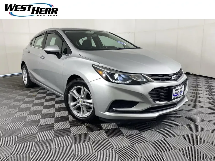 2018 Chevrolet Cruze LT photo 1