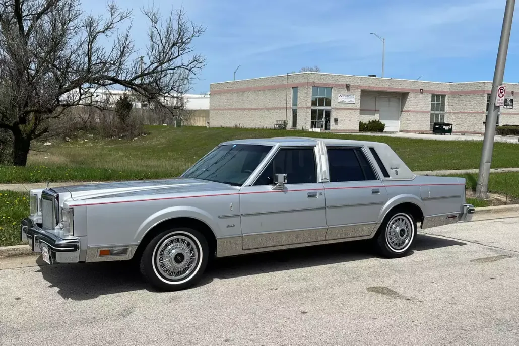 1984 Lincoln Town Car Signature photo 1