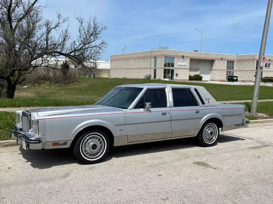 1984 Lincoln Town Car Signature photo 1