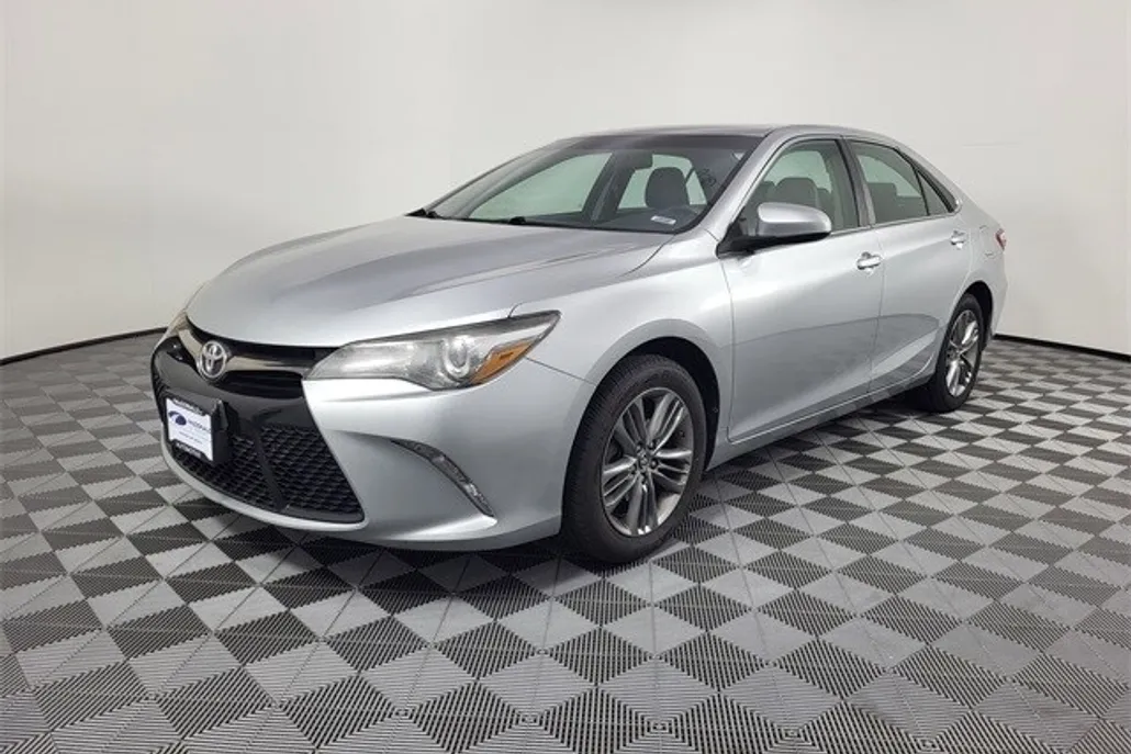 2017 Toyota Camry XLE photo 1