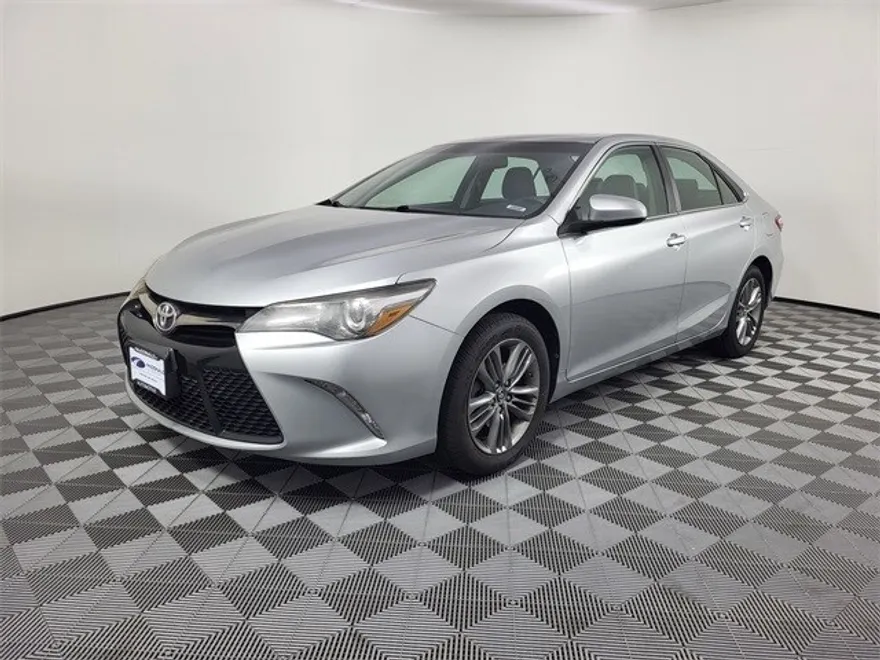 2017 Toyota Camry XLE photo 1