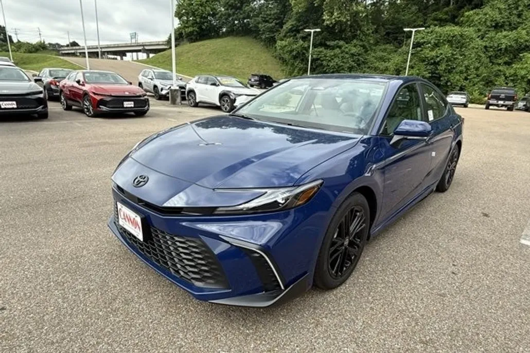 2025 Toyota Camry SE photo 1