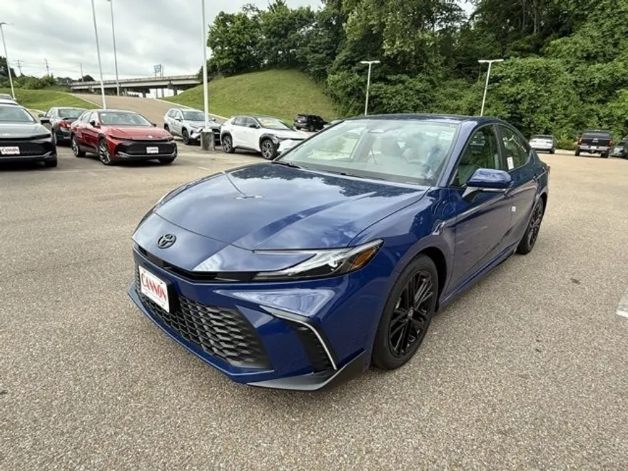 2025 Toyota Camry SE photo 1