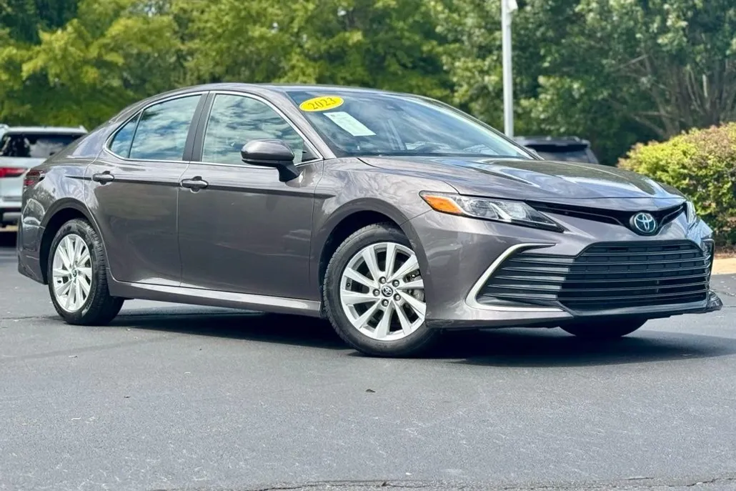 2023 Toyota Camry LE photo 1