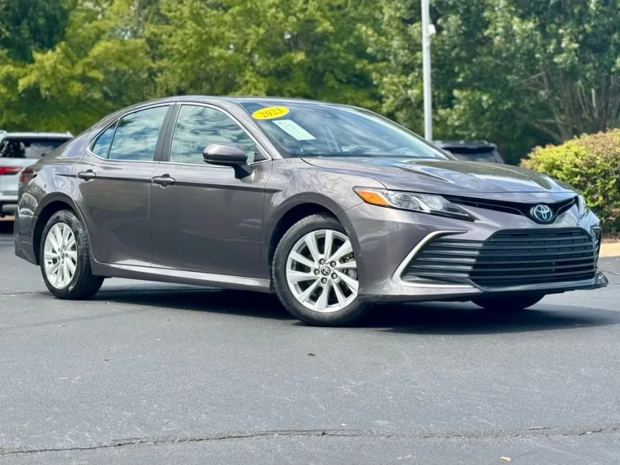 2023 Toyota Camry LE photo 1
