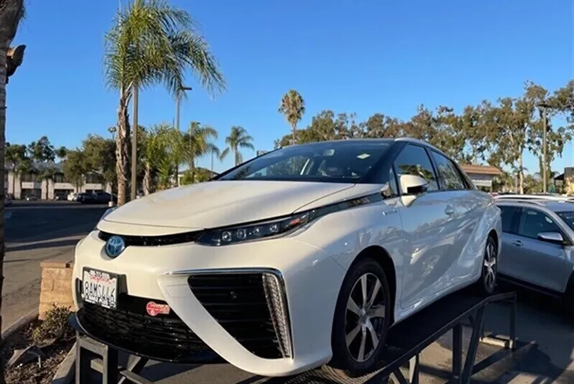 2017 Toyota Mirai photo 1