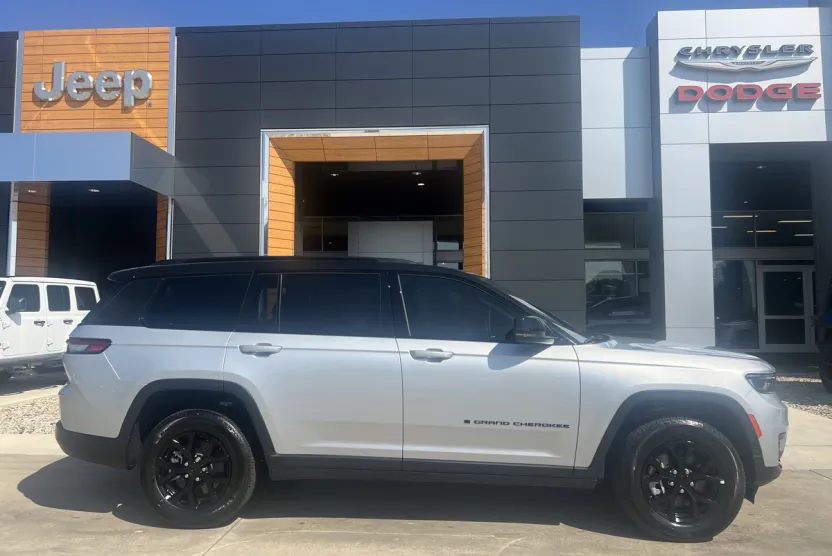 2025 Jeep Grand Cherokee Altitude photo 1