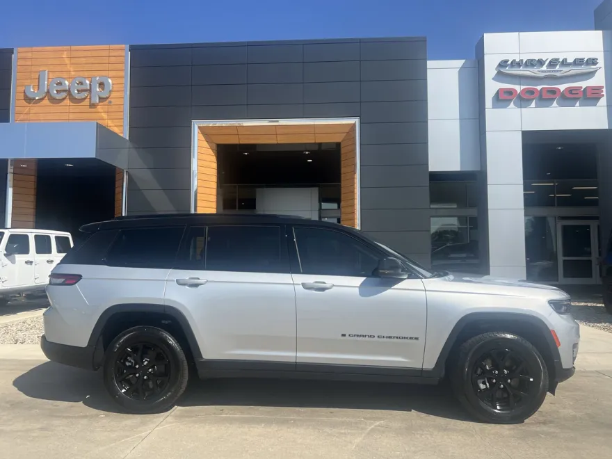 2025 Jeep Grand Cherokee Altitude photo 1