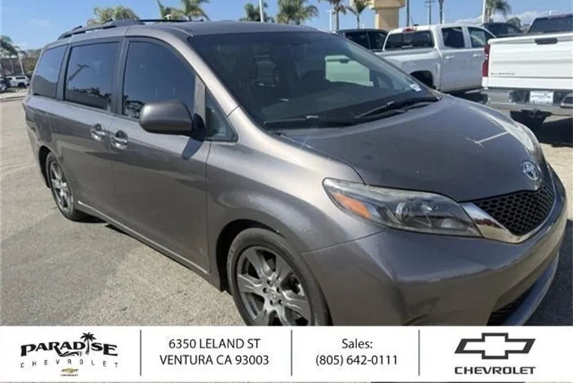 2017 Toyota Sienna SE photo 1