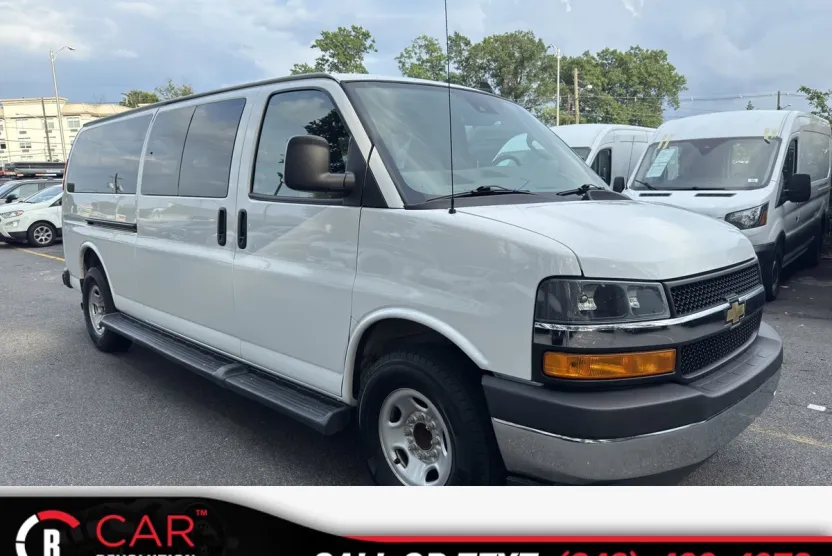 2022 Chevrolet Express Passenger LT photo 1
