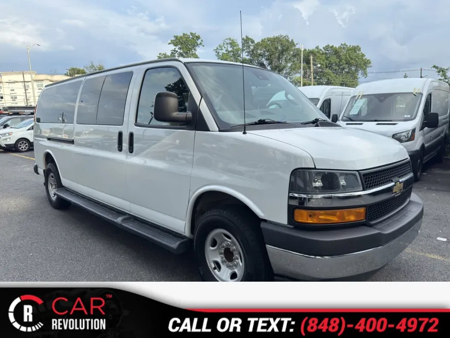 2022 Chevrolet Express Passenger LT photo 1