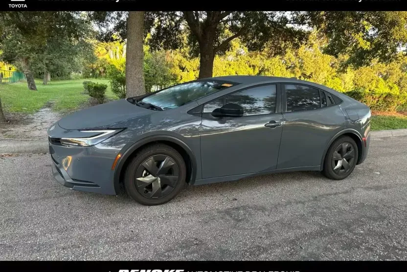 2024 Toyota Prius LE photo 1