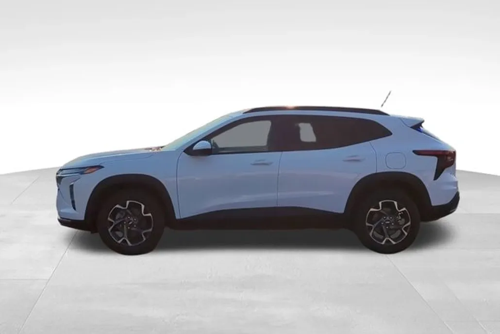 2025 Chevrolet Trax LT photo 1