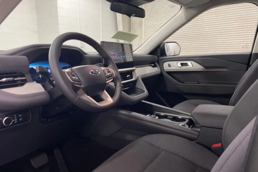 2025 Ford Explorer photo 1