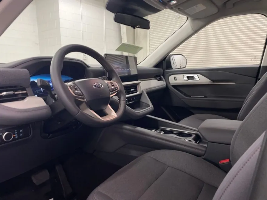 2025 Ford Explorer photo 1