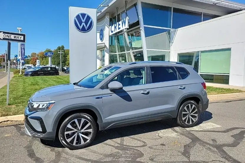 2022 Volkswagen Taos SE photo 1