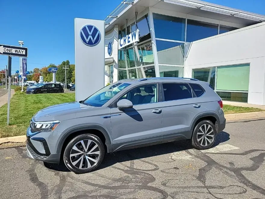 2022 Volkswagen Taos SE photo 1