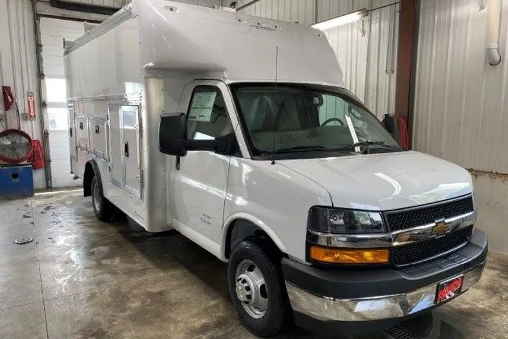 2025 Chevrolet Express Cutaway photo 1