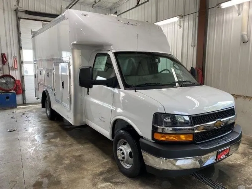2025 Chevrolet Express Cutaway photo 1