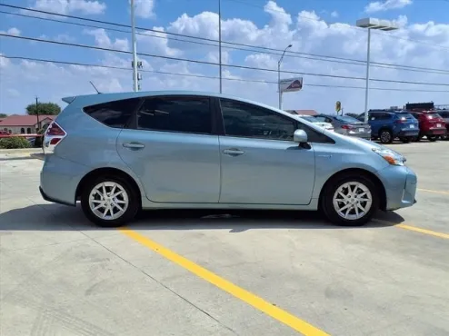 2017 Toyota Prius V Four photo 4
