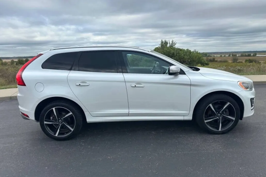 2015 Volvo XC60 T6 R-Design photo 1