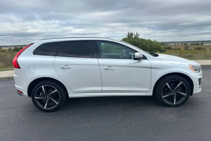 2015 Volvo XC60 T6 R-Design photo 1