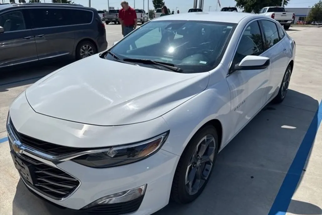 2023 Chevrolet Malibu 1LT photo 1