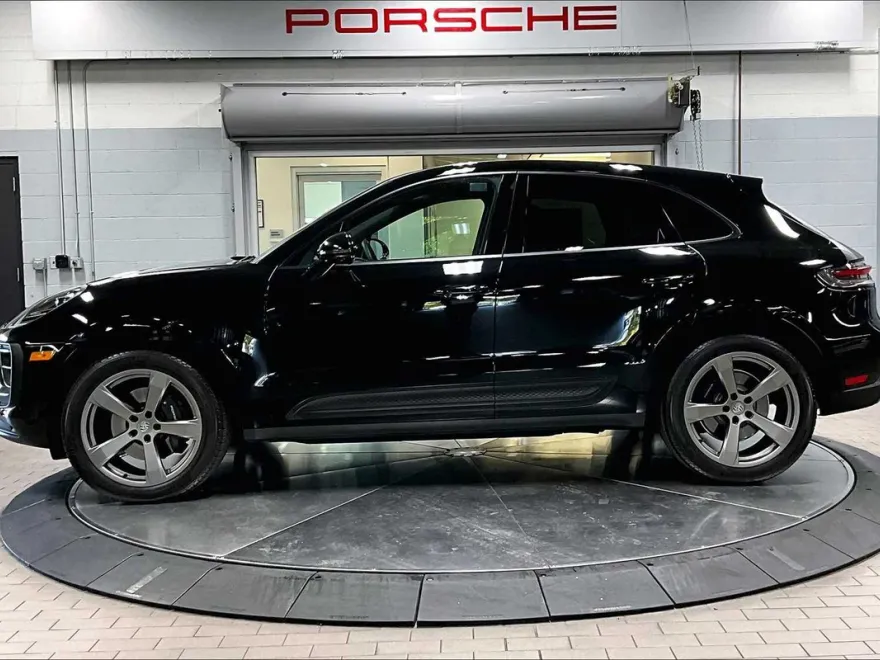 2024 Porsche Macan T photo 1