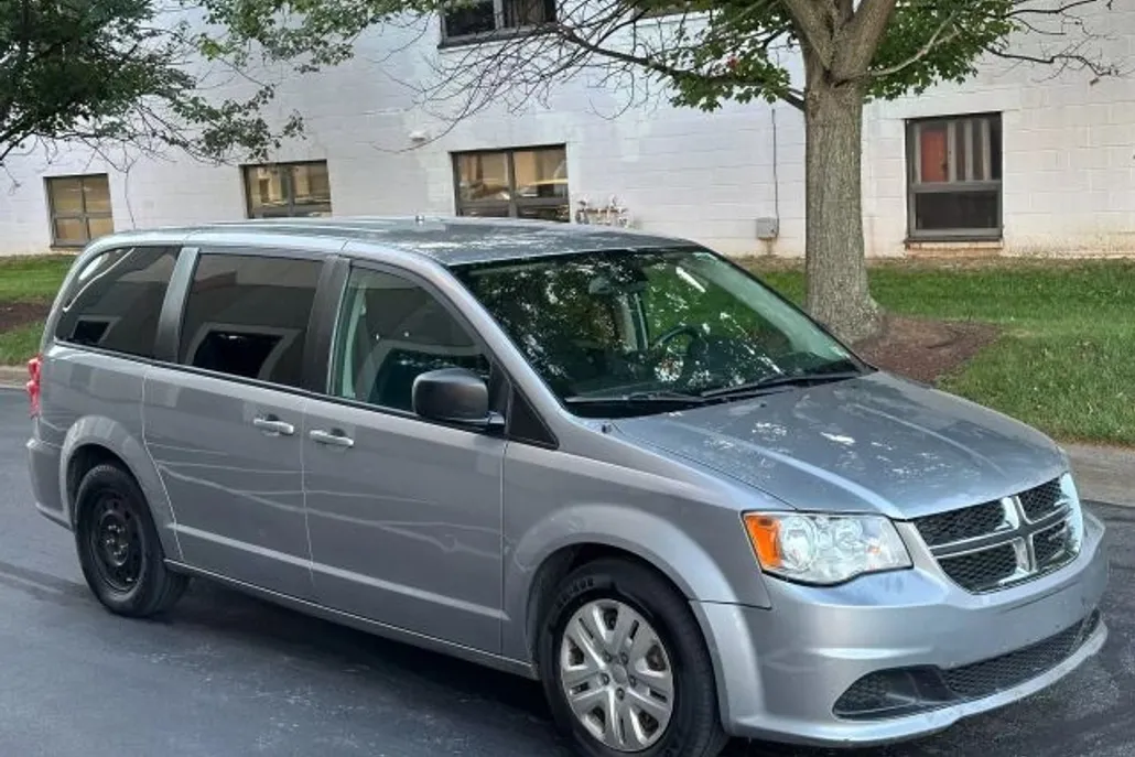2017 Dodge Grand Caravan SXT photo 1