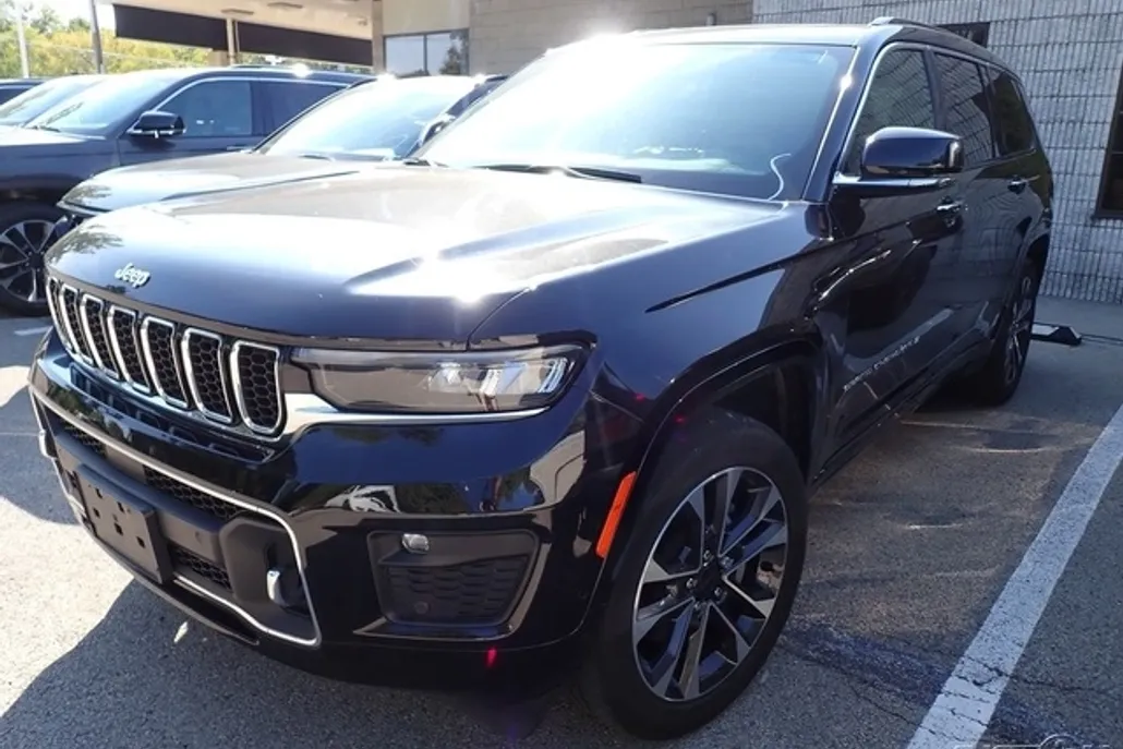 2023 Jeep Grand Cherokee Overland photo 1