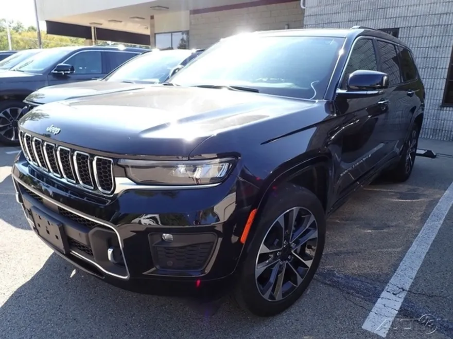 2023 Jeep Grand Cherokee Overland photo 1