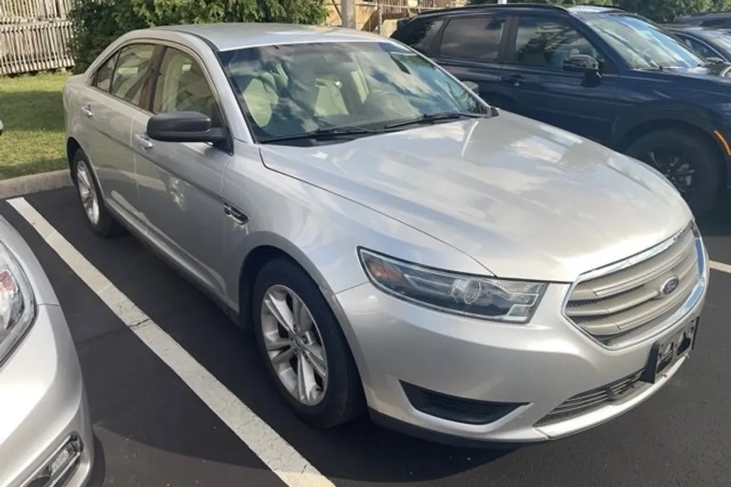 2015 Ford Taurus SE photo 1