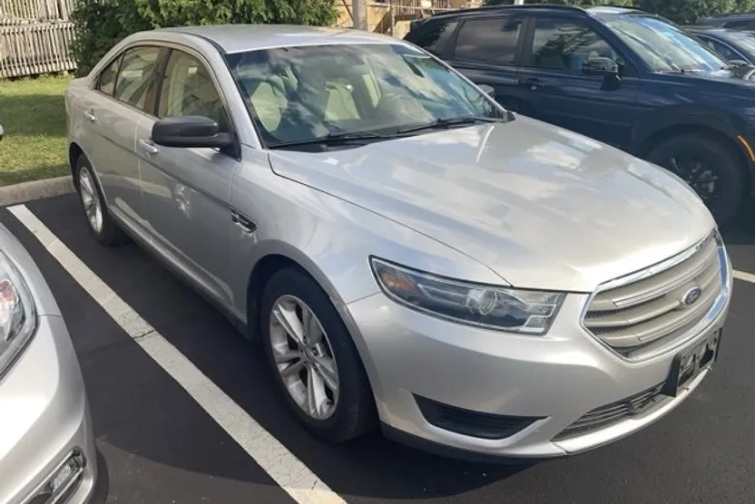 2015 Ford Taurus SE photo 1