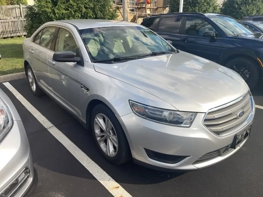 2015 Ford Taurus SE photo 1