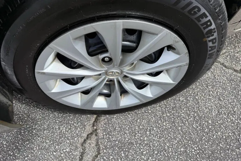 2016 Toyota Camry LE photo 1