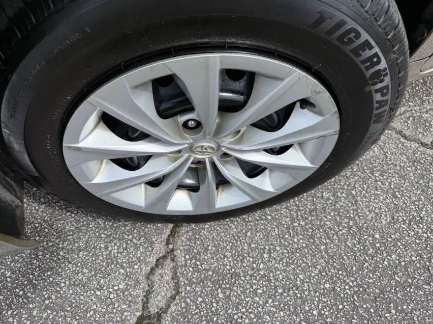 2016 Toyota Camry LE photo 1