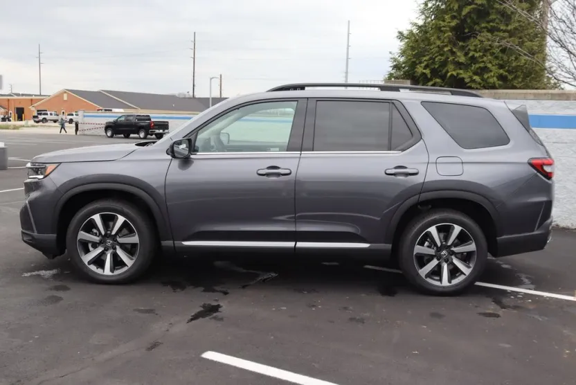 2025 Honda Pilot Touring photo 1