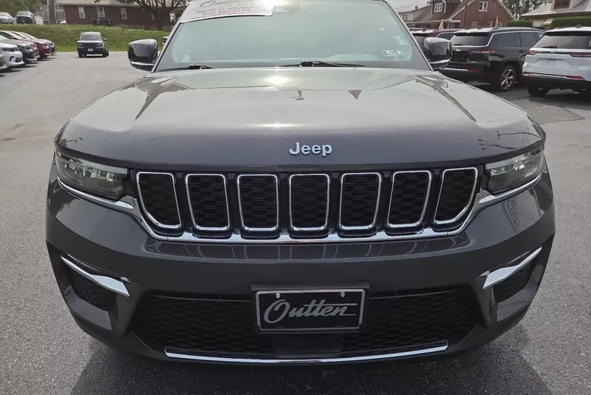 2023 Jeep Cherokee Base photo 1