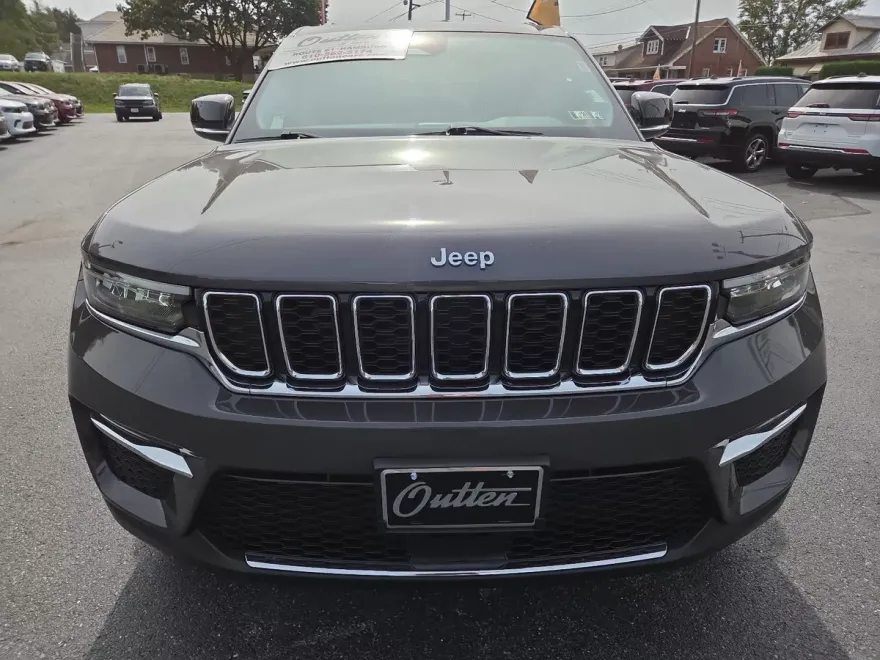 2023 Jeep Cherokee Base photo 1