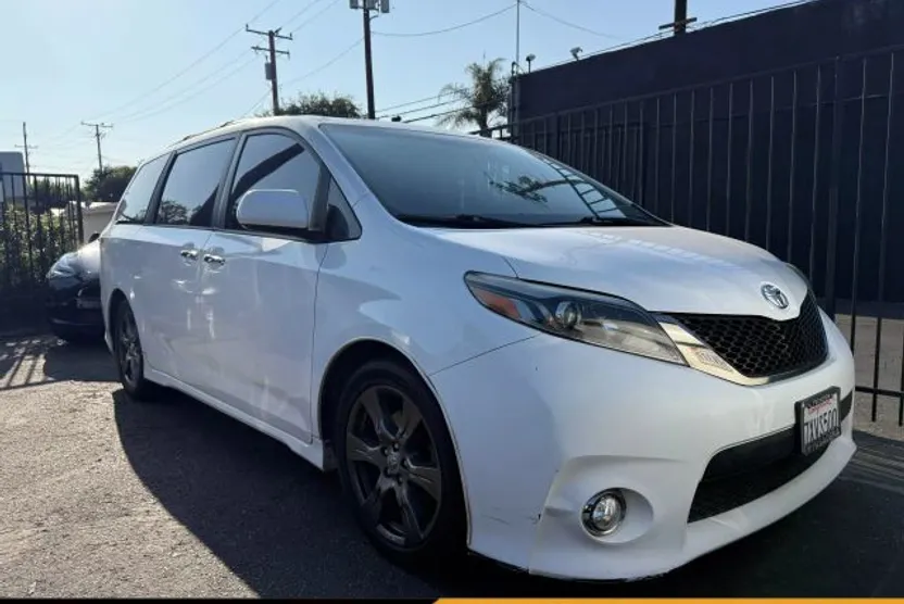 2017 Toyota Sienna SE Premium photo 1