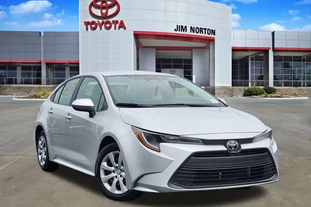 2024 Toyota Corolla LE photo 1