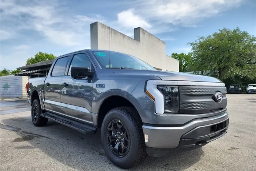 2025 Ford F-150 Lightning XLT photo 1