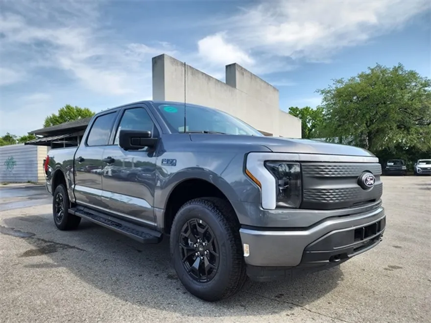 2025 Ford F-150 Lightning XLT photo 1