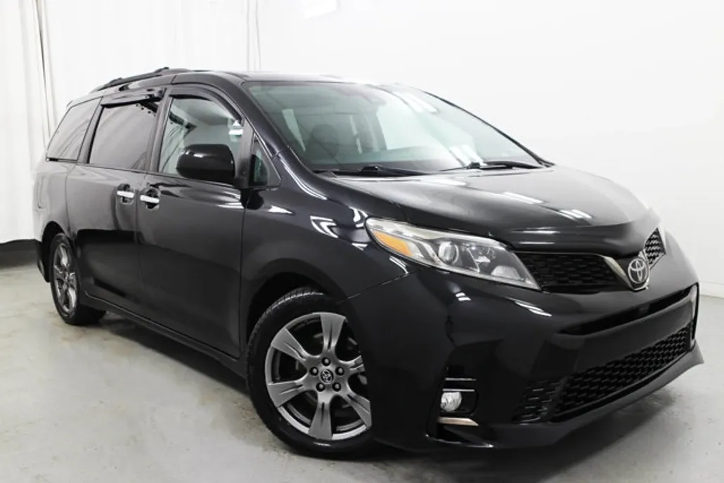 2019 Toyota Sienna SE photo 1