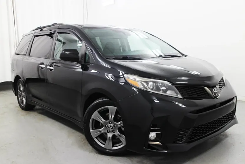 2019 Toyota Sienna SE photo 1