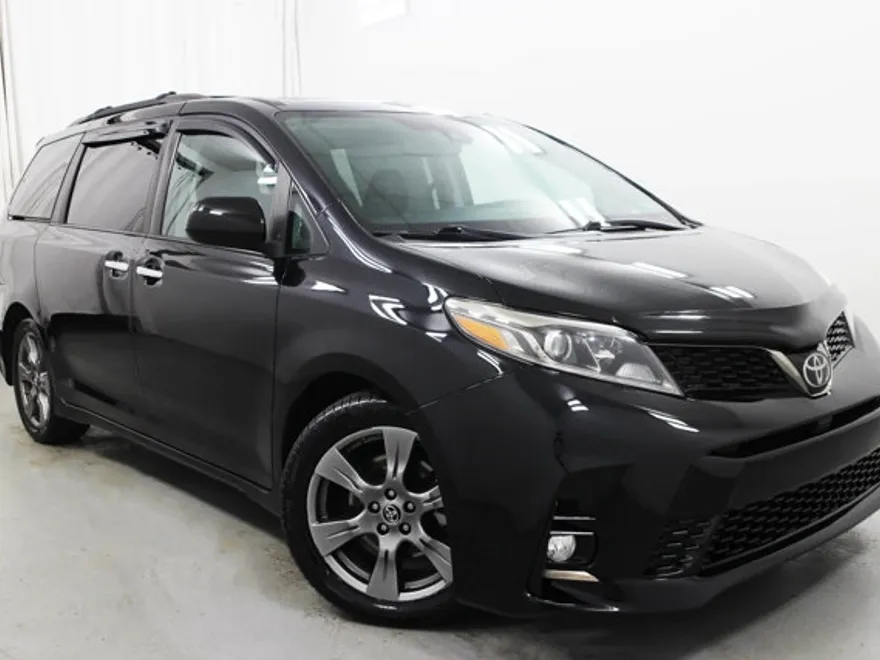 2019 Toyota Sienna SE photo 1