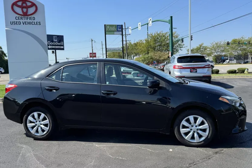 2016 Toyota Corolla LE photo 1