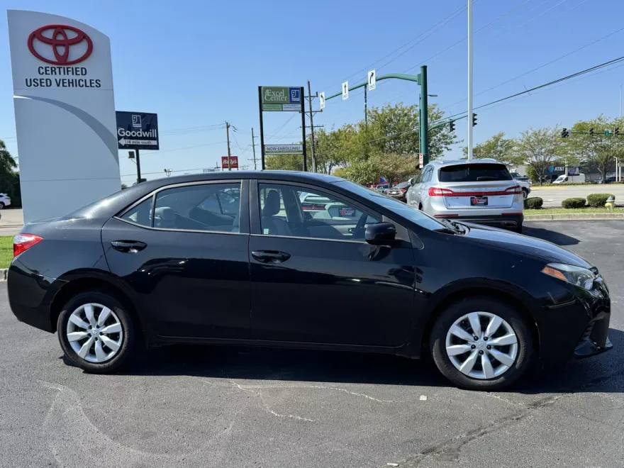 2016 Toyota Corolla LE photo 1