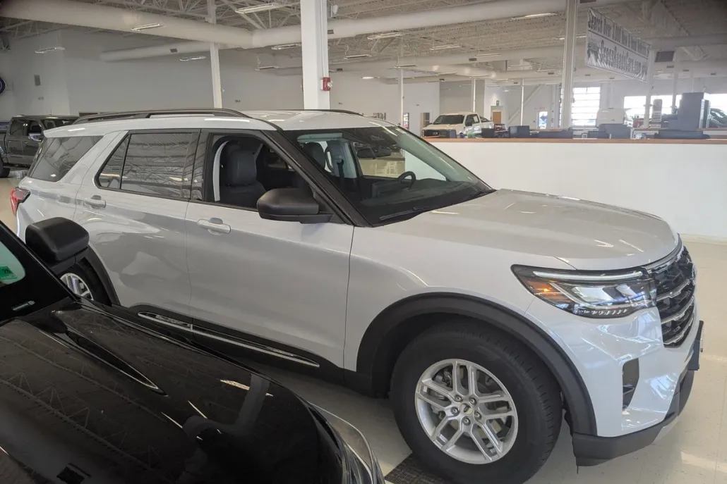 2025 Ford Explorer photo 1